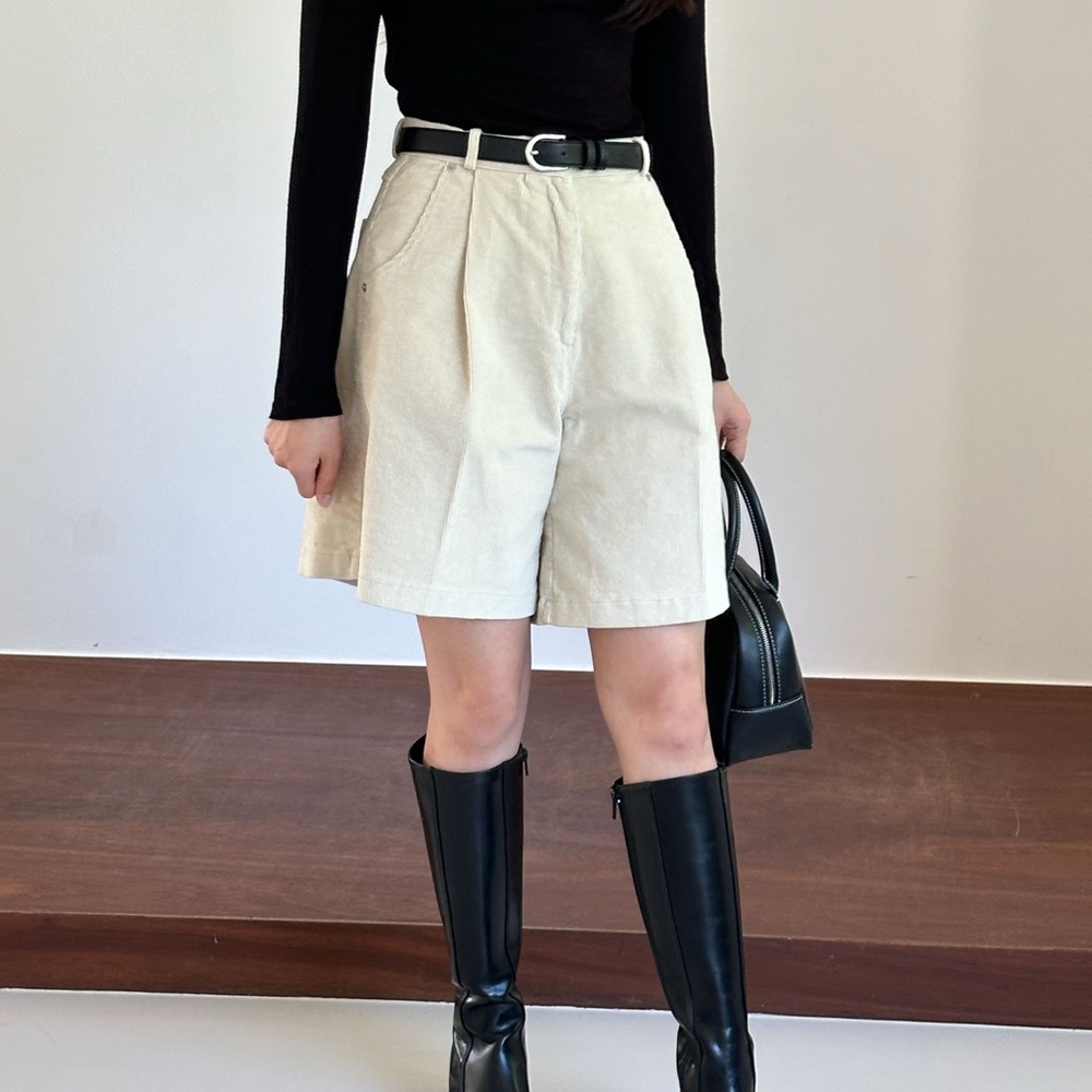 FM2050 High-waisted pleated beige corduroy shorts